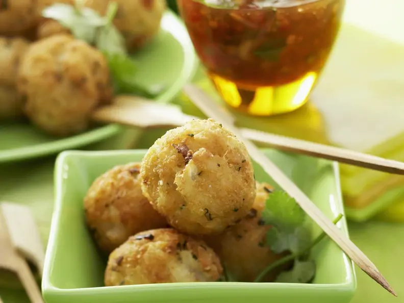 Shrimps-Kokos-Bällchen mit Chilidip