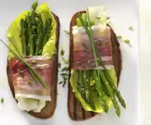 Röstbrot mit Spargel-Schinken-Päckchen