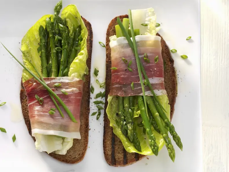 Röstbrot mit Spargel-Schinken-Päckchen