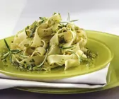 Nudeln mit Pistazienpesto und Rosmarin