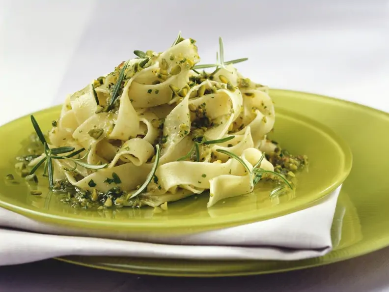 Nudeln mit Pistazienpesto und Rosmarin