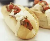 Baguette mit Paprika und Rindfleischstreifen