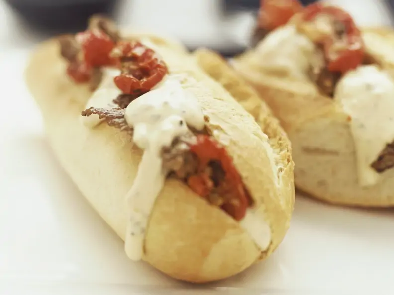 Baguette mit Paprika und Rindfleischstreifen