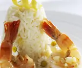 Garnelenschwänze mit Reis und Essblüten