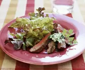 Rumpsteak mit Kräuterbutter und Blattsalat