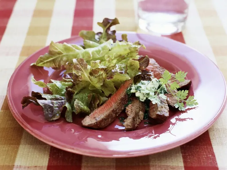 Rumpsteak mit Kräuterbutter und Blattsalat