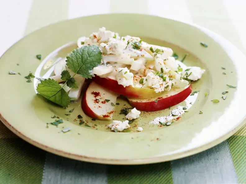 Kohlrabisalat mit Apfel und Ziegenfrischkäse