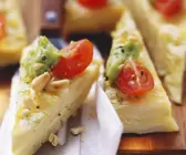 Tortilla mit Spargel und Pinienkernen