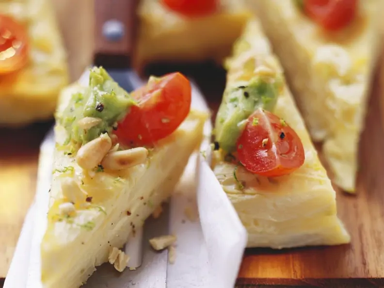 Tortilla mit Spargel und Pinienkernen