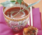 Tomatensuppe mit Kokosmilch dazu Scampicroutons