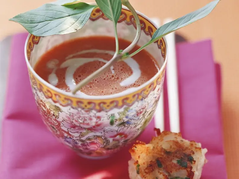 Tomatensuppe mit Kokosmilch dazu Scampicroutons