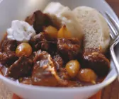 Gulasch mit Silberzwiebeln und Creme frâiche