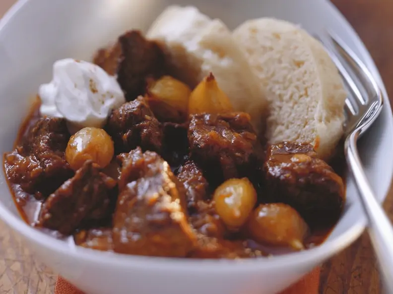 Gulasch mit Silberzwiebeln und Creme frâiche
