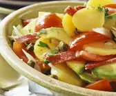 Bunter Kartoffelsalat mit Avocado und Salami