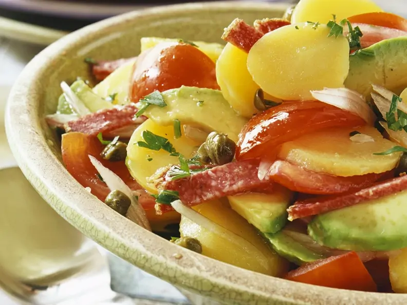 Bunter Kartoffelsalat mit Avocado und Salami