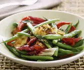 Bohnensalat mit Radicchio, Grillkäse und Sardellen