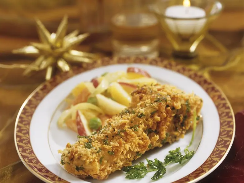 Panierter Karpfen mit Apfel-Kartoffel-Salat