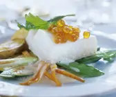 Gedämpftes Fischfilet mit Gemüse und Kaviar