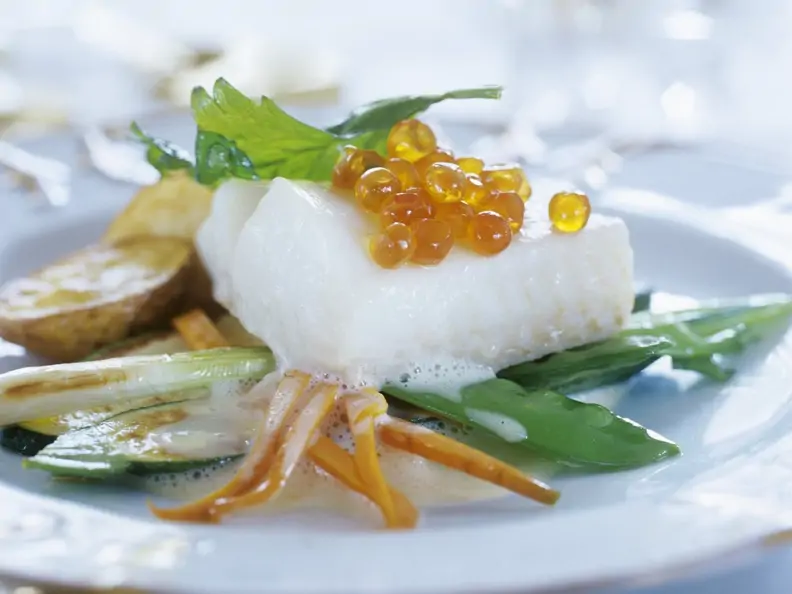 Gedämpftes Fischfilet mit Gemüse und Kaviar
