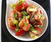 Tomaten-Frühlingszwiebel-Salat mit Chili und Koriander