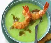Gurken-Wasabi-Kaltschale mit gebackenen Garnelen