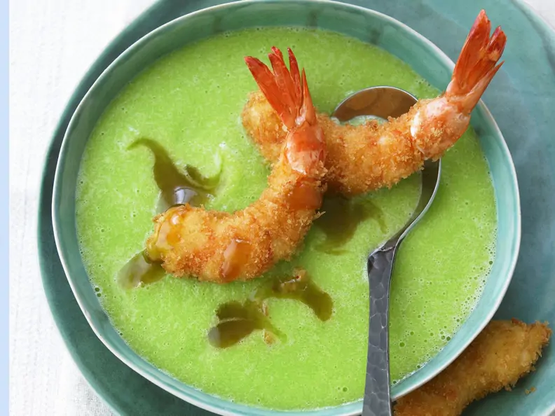 Gurken-Wasabi-Kaltschale mit gebackenen Garnelen