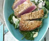 Gebratener Thunfisch mit Sesam und Spinat