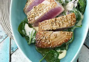 Gebratener Thunfisch mit Sesam und Spinat
