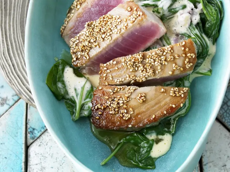 Gebratener Thunfisch mit Sesam und Spinat