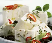 Schafskäse mit Oliven in Marinade