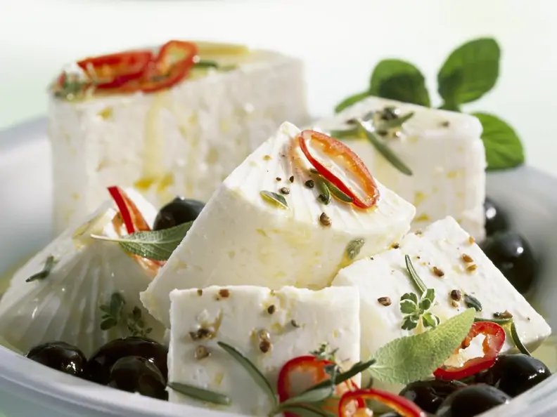 Schafskäse mit Oliven in Marinade