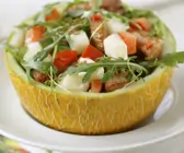 Herzhafter Melonensalat in halber Melone