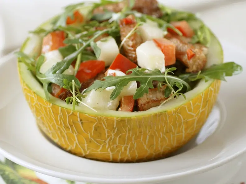 Herzhafter Melonensalat in halber Melone