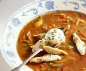 Paprikasuppe mit Karpfen