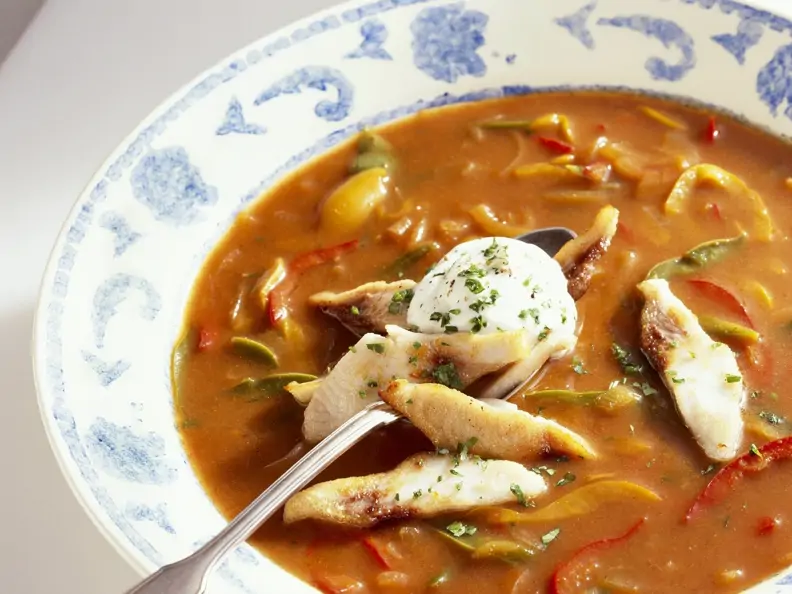 Paprikasuppe mit Karpfen