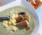 Grünkohlsuppe mit Räucheraal und Kartoffeln