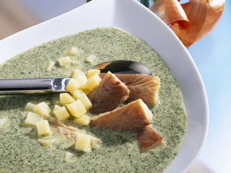 Grünkohlsuppe mit Räucheraal und Kartoffeln