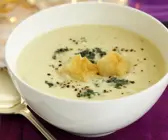 Weihnachtliche Blumenkohlsuppe mit Roquefort