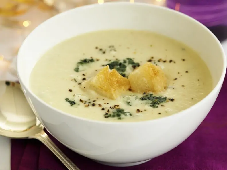 Weihnachtliche Blumenkohlsuppe mit Roquefort
