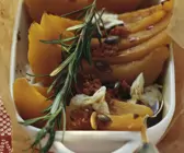 Gebackene Kürbisspalten mit Chili und Rosmarin