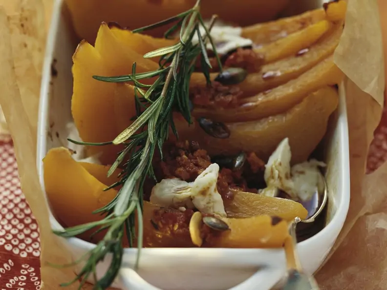 Gebackene Kürbisspalten mit Chili und Rosmarin