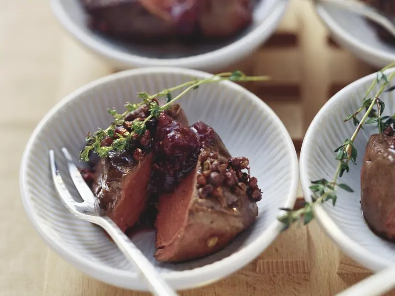 Rehmedaillon mit Nussöl und Chutney aus Feige und Schalotte