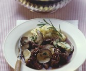 Gulasch vom Wild mit Pilzen