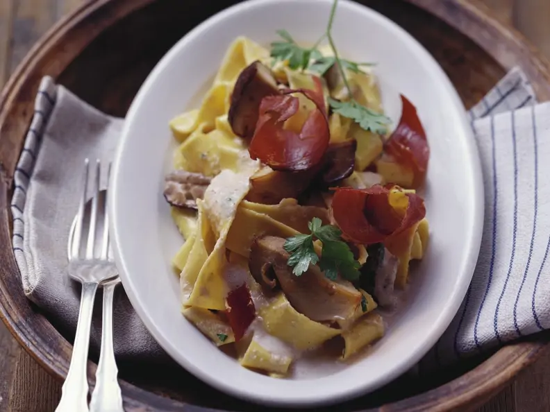 Pasta mit Steinpilz-Speck-Soße