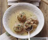 Suppe mit Speckknödeln
