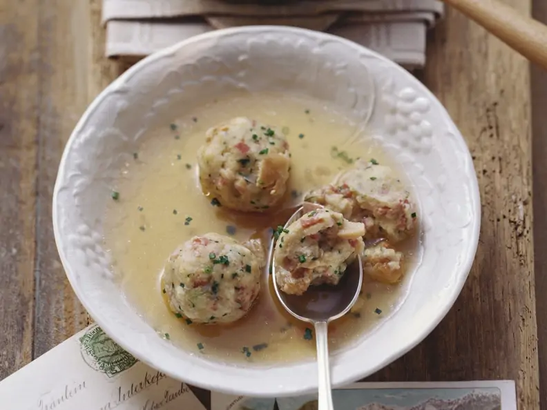 Suppe mit Speckknödeln