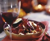Weihnachtliches Wildfleisch mit Preiselbeeren, Sprossen und Sushi