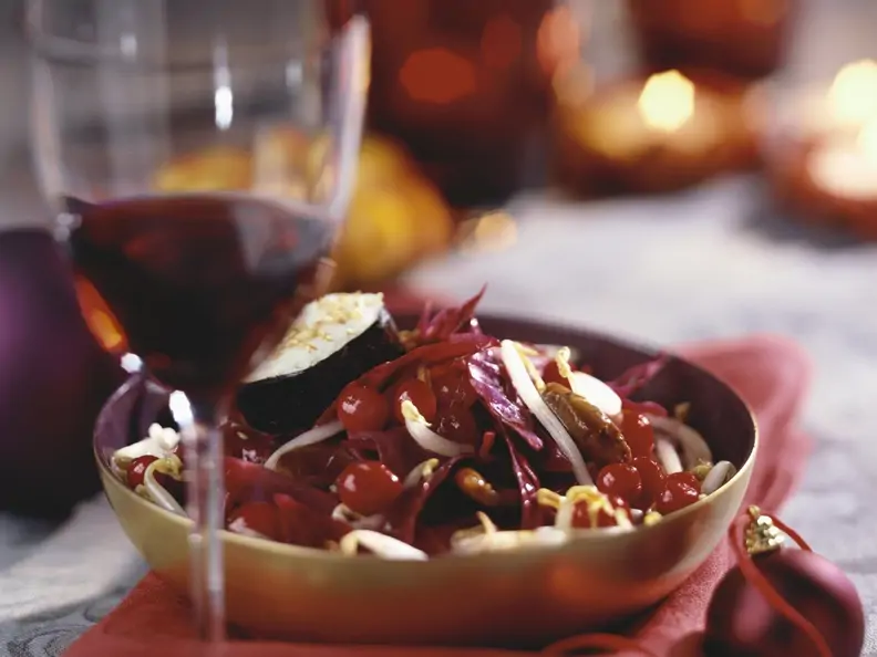 Weihnachtliches Wildfleisch mit Preiselbeeren, Sprossen und Sushi