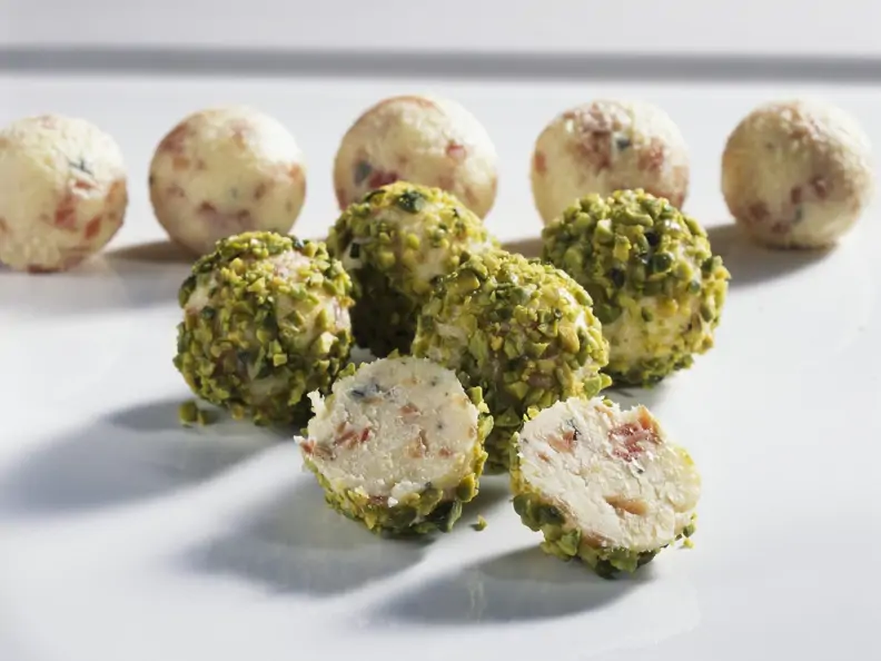 Käsebällchen mit Pistazien