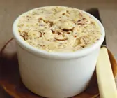 Butter mit Haselnüssen